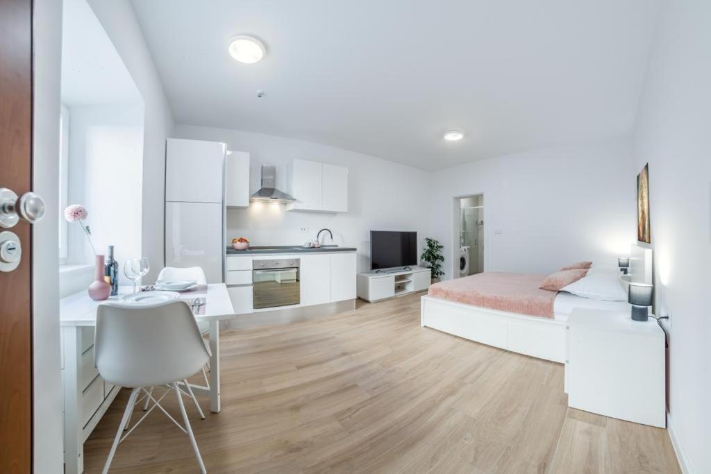 Apartment Klara Free Parking, Center พูลา ภายนอก รูปภาพ