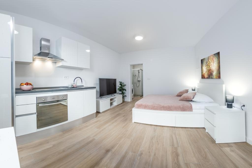 Apartment Klara Free Parking, Center พูลา ภายนอก รูปภาพ